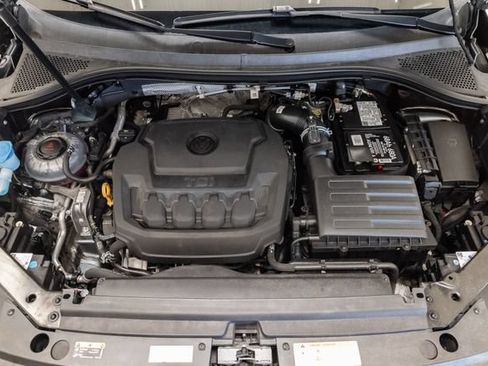 Used 2023 Volkswagen Tiguan SE w/ Panoramic Sunroof Package FWD image 3