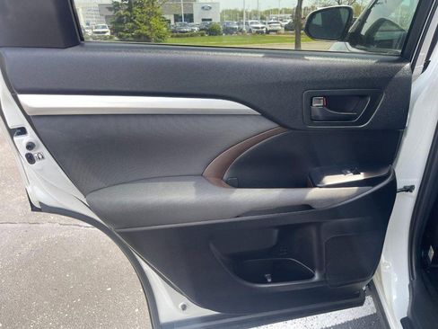Used 2019 Toyota Highlander LE FWD image 17