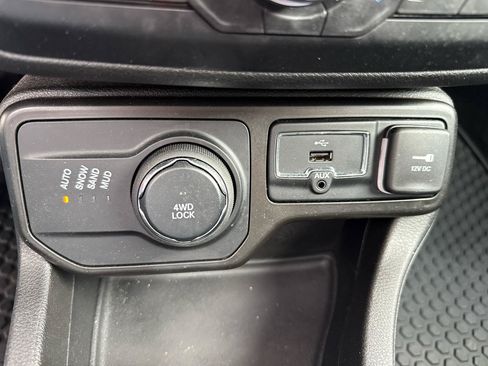 Used 2021 Jeep Renegade Latitude w/ Sun & Sound Group AWD/4WD image 21