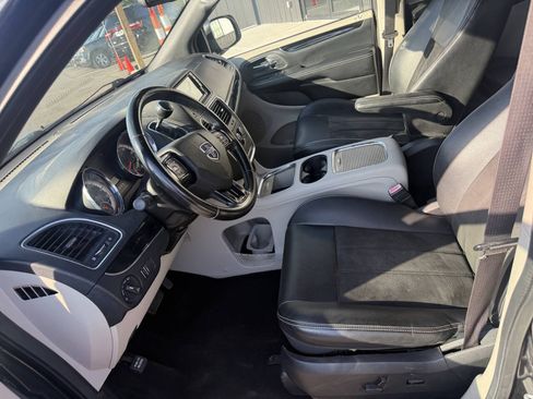 Used 2019 Dodge Grand Caravan SXT FWD image 17