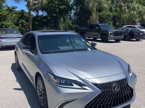 Used 2025 Lexus ES 300h w/ Technology Package image 5