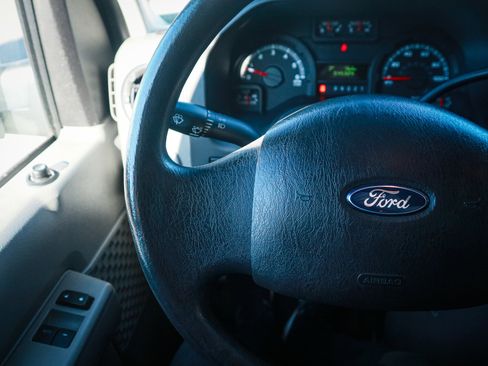 Used 2014 Ford E-250 and Econoline 250 Extended w/ Power Group image 18