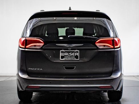 Used 2019 Chrysler Pacifica Touring-L image 10