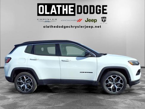 Used 2025 Jeep Compass Limited image 30
