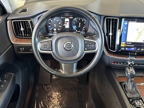Used 2021 Volvo XC60 T5 Momentum w/ Premium Package AWD/4WD image 13