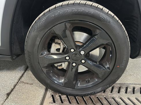 Used 2022 Jeep Grand Cherokee L Limited w/ Black Appearance Package image 12