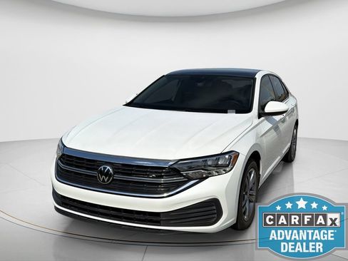 Certified 2024 Volkswagen Jetta SE w/ Panoramic Sunroof Package FWD image 2