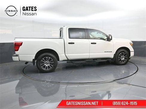 Used 2024 Nissan Titan SV w/ SV Convenience Package image 3