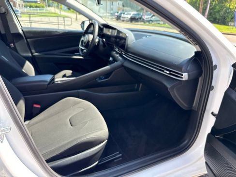 Used 2025 Hyundai Elantra SEL FWD image 33
