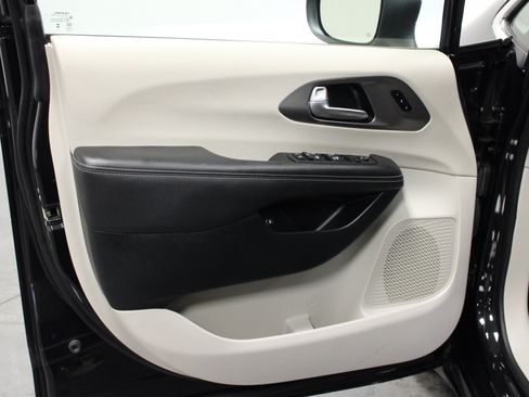 Used 2023 Chrysler Pacifica Touring-L FWD image 11