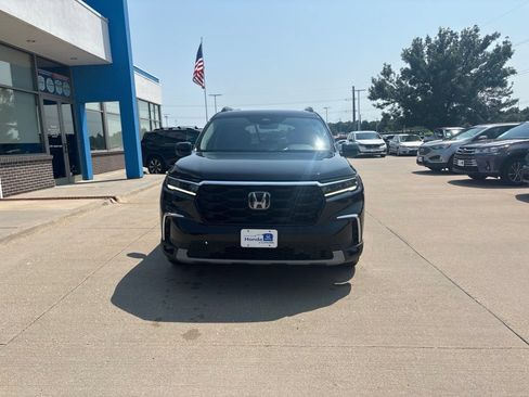 Used 2023 Honda Pilot Touring image 2