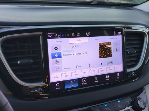 Used 2023 Chrysler Pacifica Touring-L FWD image 13