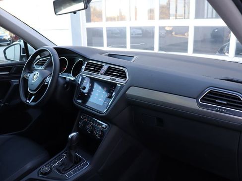 Used 2020 Volkswagen Tiguan SE w/ Panoramic Sunroof Package image 14