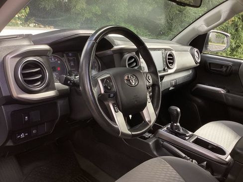 Used 2022 Toyota Tacoma SR5 AWD/4WD image 11