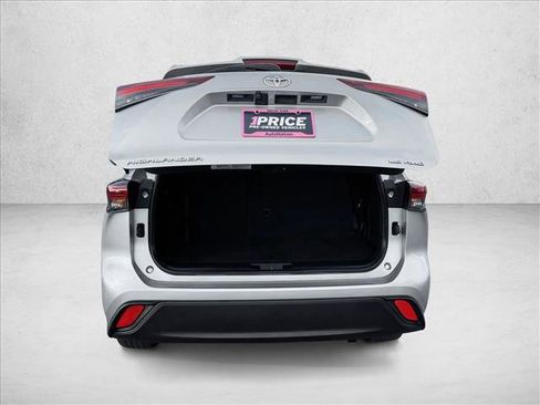 Used 2024 Toyota Highlander LE image 7