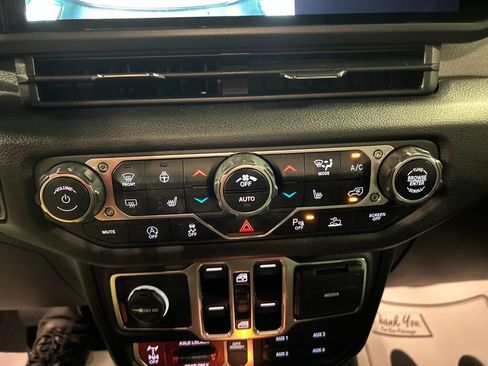 Used 2025 Jeep Gladiator Sport AWD/4WD image 19