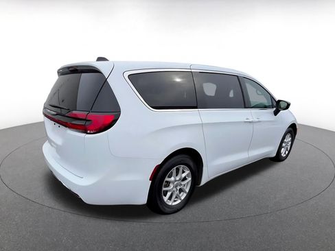 Used 2025 Chrysler Pacifica Select image 15