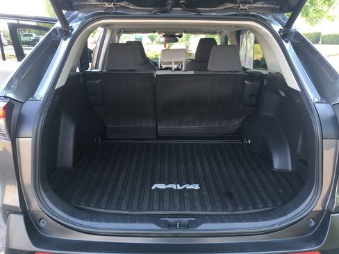 Used 2021 Toyota RAV4 XLE w/ Convenience Package AWD/4WD image 32