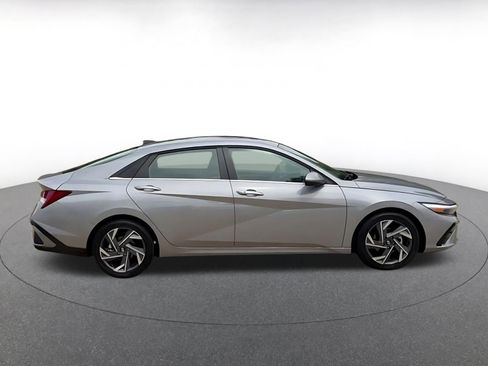 Used 2025 Hyundai Elantra SEL image 16