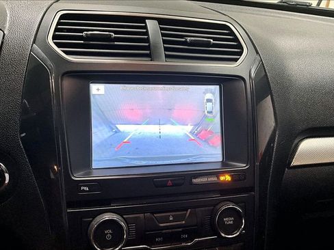 Used 2018 Ford Explorer XLT w/ XLT Appearance Package image 13