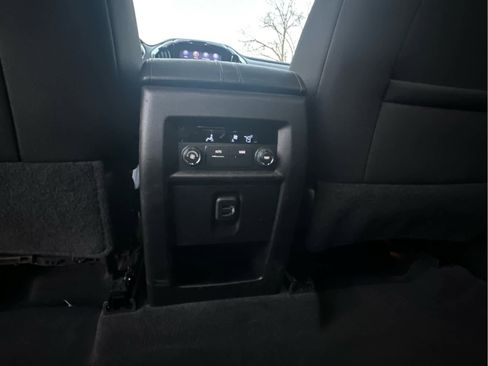 Used 2023 Chevrolet Traverse LT image 15