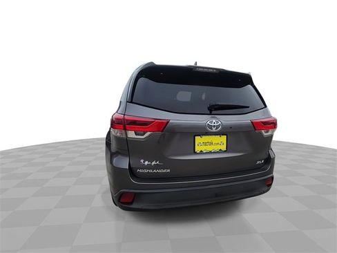 Used 2017 Toyota Highlander XLE image 7