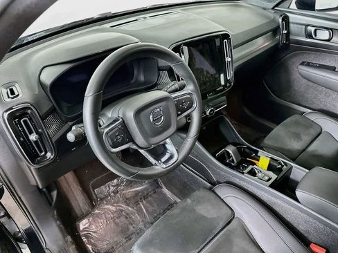 Used 2023 Volvo XC40 B5 Plus AWD/4WD image 2