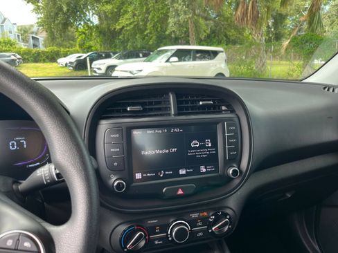 Used 2025 Kia Soul LX w/ LX Technology Package FWD image 17