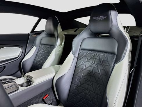 Used 2025 Aston Martin Vanquish RWD image 17