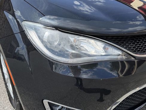 Used 2018 Chrysler Pacifica Touring-L FWD image 11