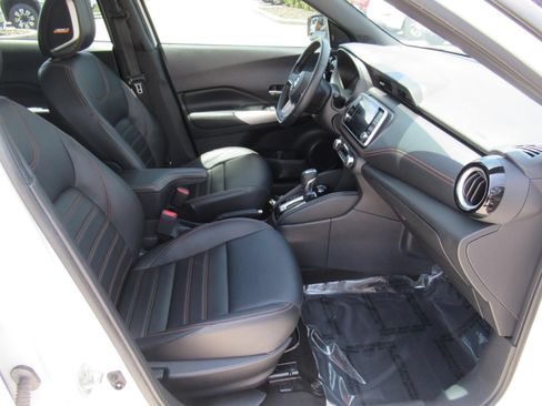 Used 2020 Nissan Kicks SR w/ SR Premium Package FWD image 11