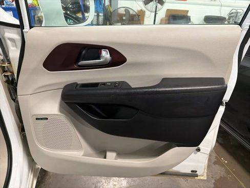 Used 2017 Chrysler Pacifica Limited image 17