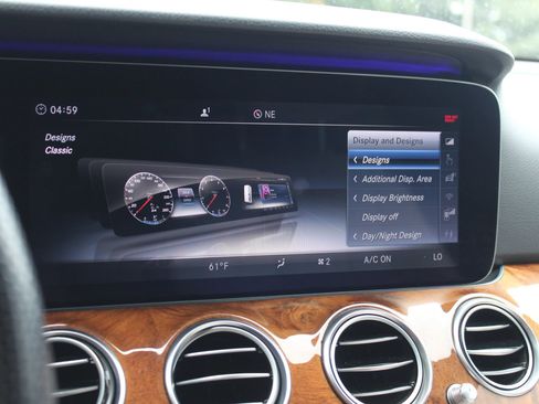 Used 2018 Mercedes-Benz E 400 4MATIC Sedan image 39