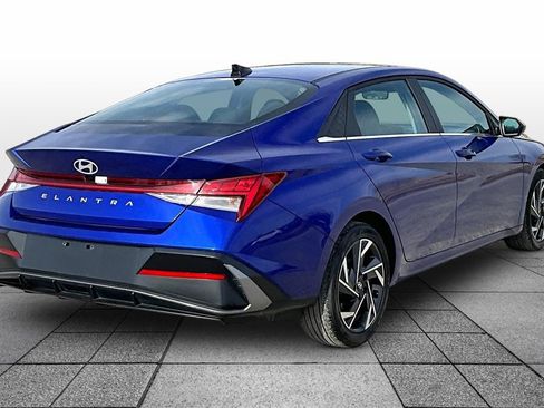 Used 2025 Hyundai Elantra SEL image 11