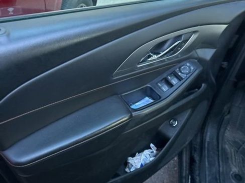 Used 2019 Chevrolet Traverse LT image 3