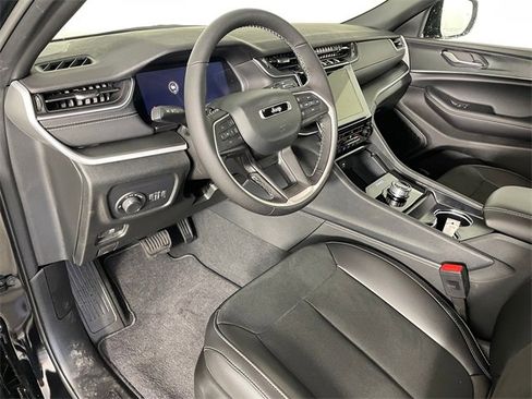 New 2025 Jeep Grand Cherokee Altitude image 2