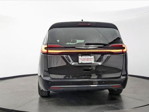 Used 2023 Chrysler Pacifica Touring FWD image 7