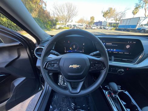 Used 2025 Chevrolet Trax LT image 33