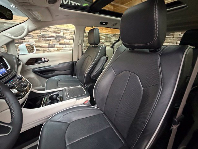 Used 2022 Chrysler Pacifica Limited FWD image 12