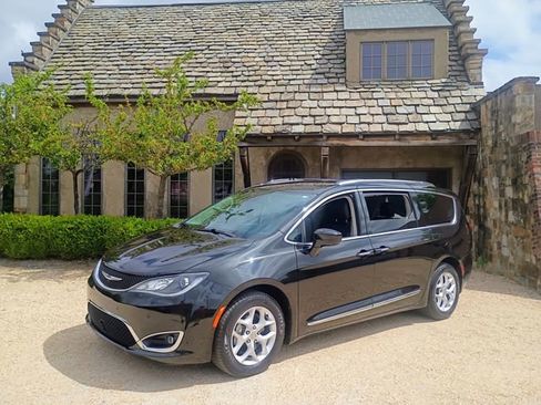 Used 2020 Chrysler Pacifica Touring-L Plus w/ Tire & Wheel Group image 89