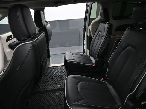 Used 2024 Chrysler Pacifica Limited w/ Trailer Tow Group image 15