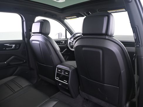 Certified 2023 Porsche Cayenne AWD/4WD image 17