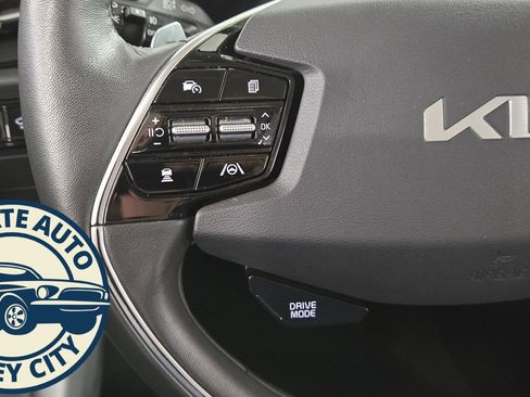 Used 2023 Kia Niro SX image 12