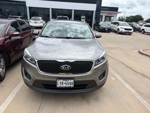 Used 2017 Kia Sorento FWD w/ LX Convenience Package image 2
