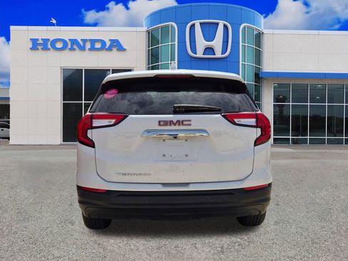 Used 2024 GMC Terrain SLE image 3