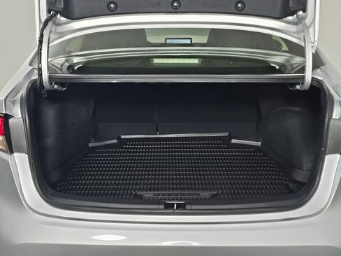 Used 2025 Toyota Corolla SE w/ SE Premium Package image 15