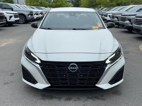 Used 2024 Nissan Altima 2.5 SV FWD image 2