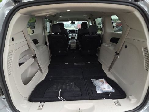 Used 2023 Chrysler Pacifica Touring-L FWD image 15