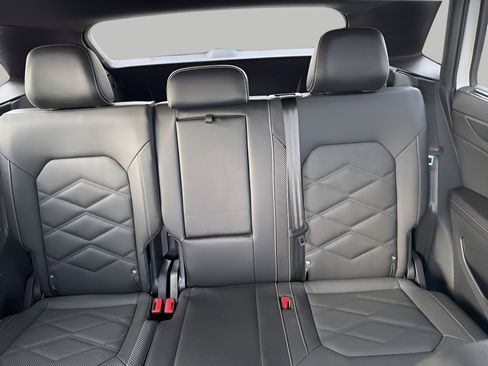 Used 2025 Volkswagen Atlas Cross Sport SE image 22