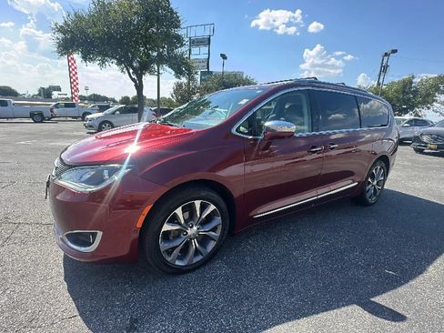 Used 2018 Chrysler Pacifica Limited w/ Tire & Wheel Group FWD image 2